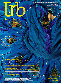 Das Titelblatt der Tanzraum Berlin Magazin Ausgabe Januar 2015 ist gefüllt mit einem blauen reichlich verzierten Kleid. Viele Pfauenfedern schmücken den Stoff.
