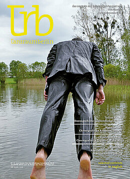 Zu sehen ist das Cover der trb-Magazin-Ausgabe Juli 2013. Eine Person in schwarzem Anzug fällt darauf in ein Gewässer.