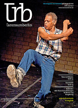 Das Titelblatt der Magazin-Ausgabe Juli 2012 zeigt einen Performer in Jeans, Turnschuhen und ärmellosem Karohemd. Er hat den rechten Fuß gehoben und beide Arme vor dem Oberkörper angewinkelt. Im Hintergrund ist eine Mauer.